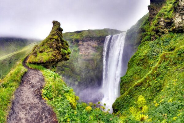 La cascada es absolutamente agradable a la vista