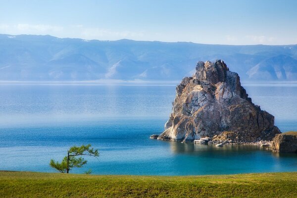 Der reinste See, die Felsen, das Ufer. Baikalsee