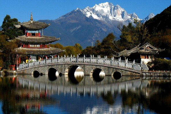 Puente chino en el fondo del río. China y vistas a la montaña