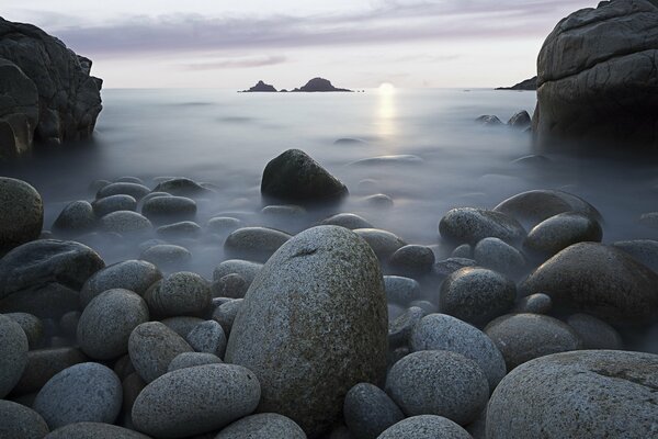 Photo nature. Pierres au bord de la mer. Côte rocheuse