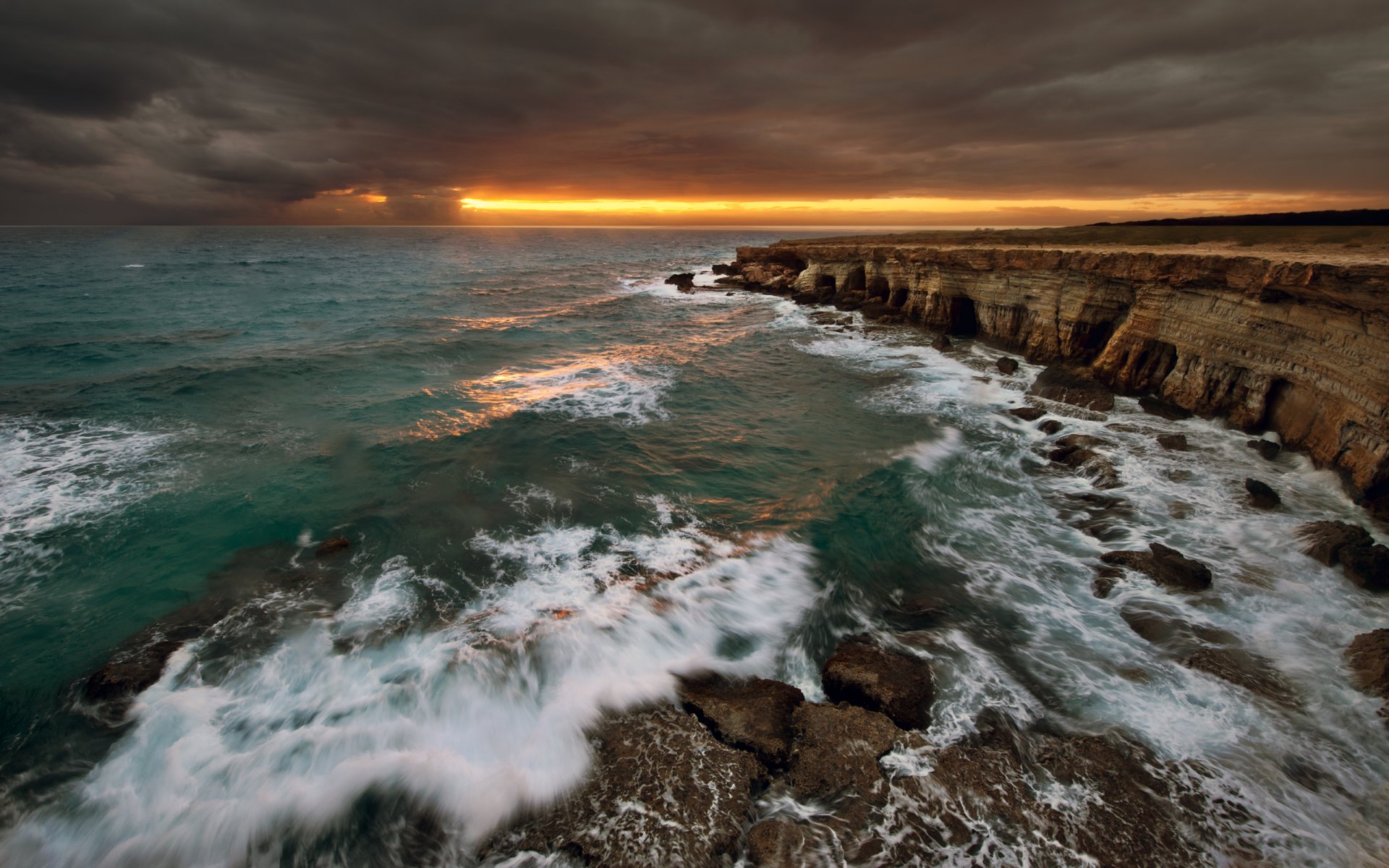 nature paysage mer eau vagues rochers coucher de soleil lumière ciel nuages roches 2560x1600