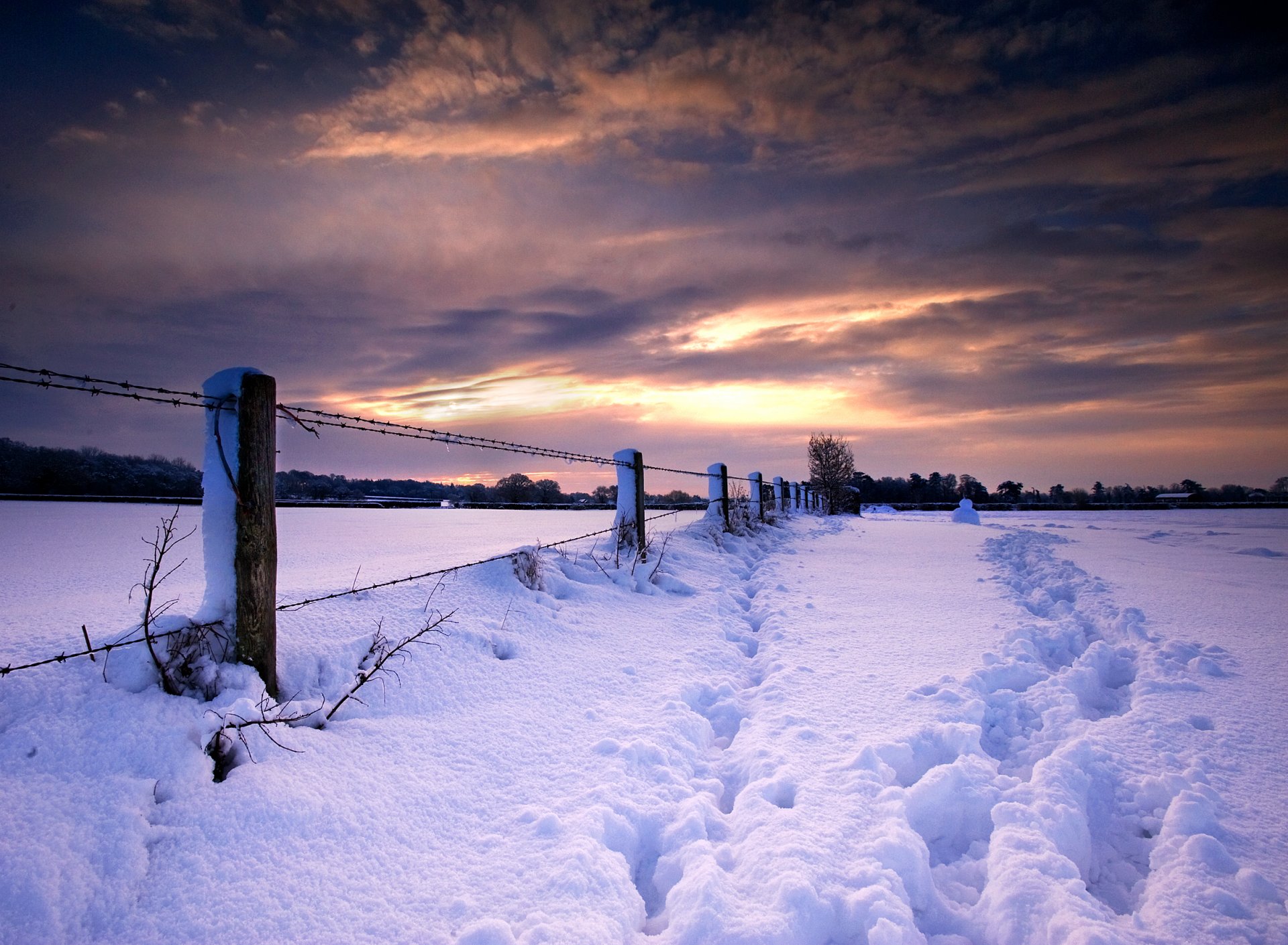 natura inverno tramonto neve impronte recinzione