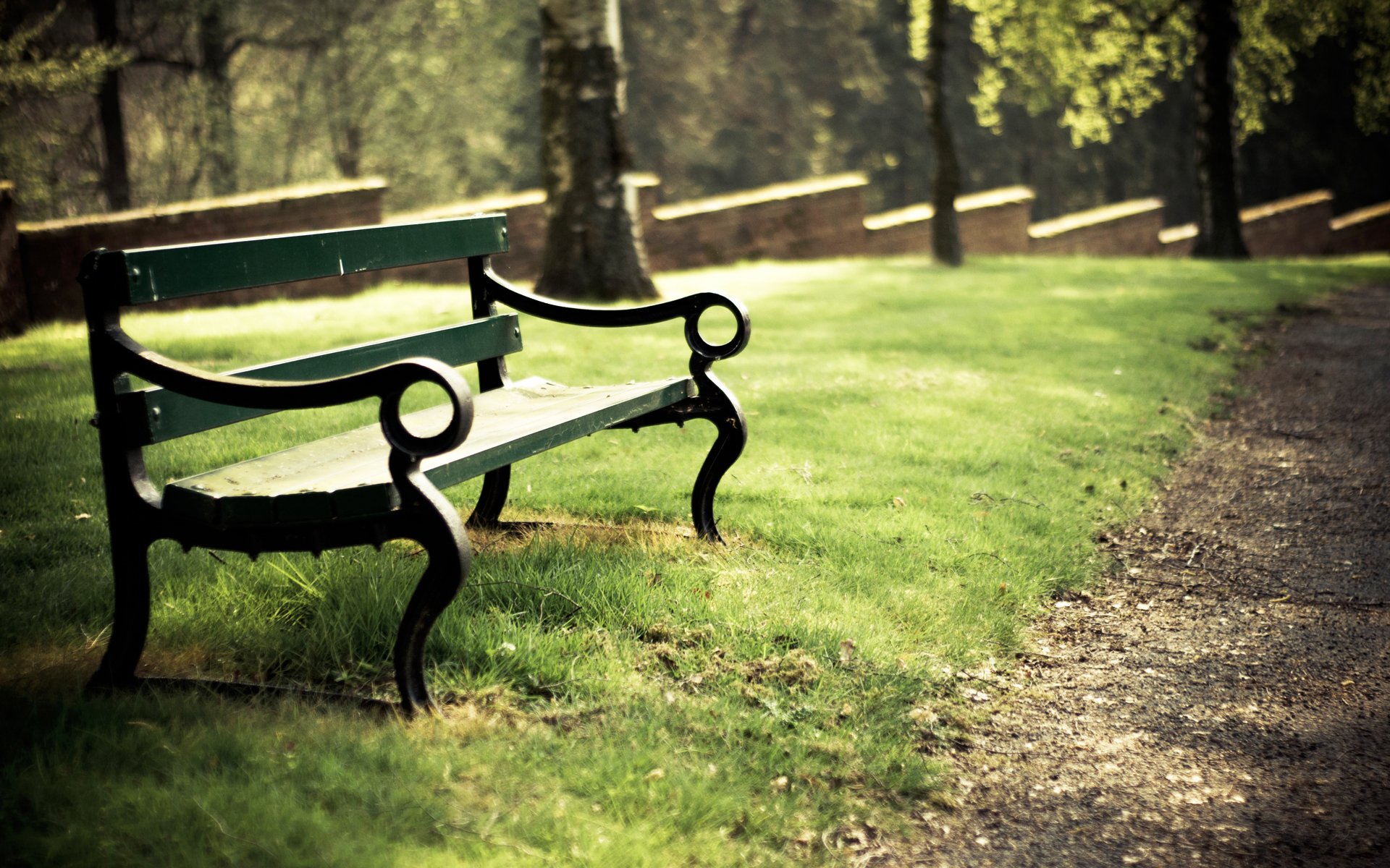 parc banc banc clôture été jour herbe verdure arbres feuillage chemin passerelle repos lumière soleil