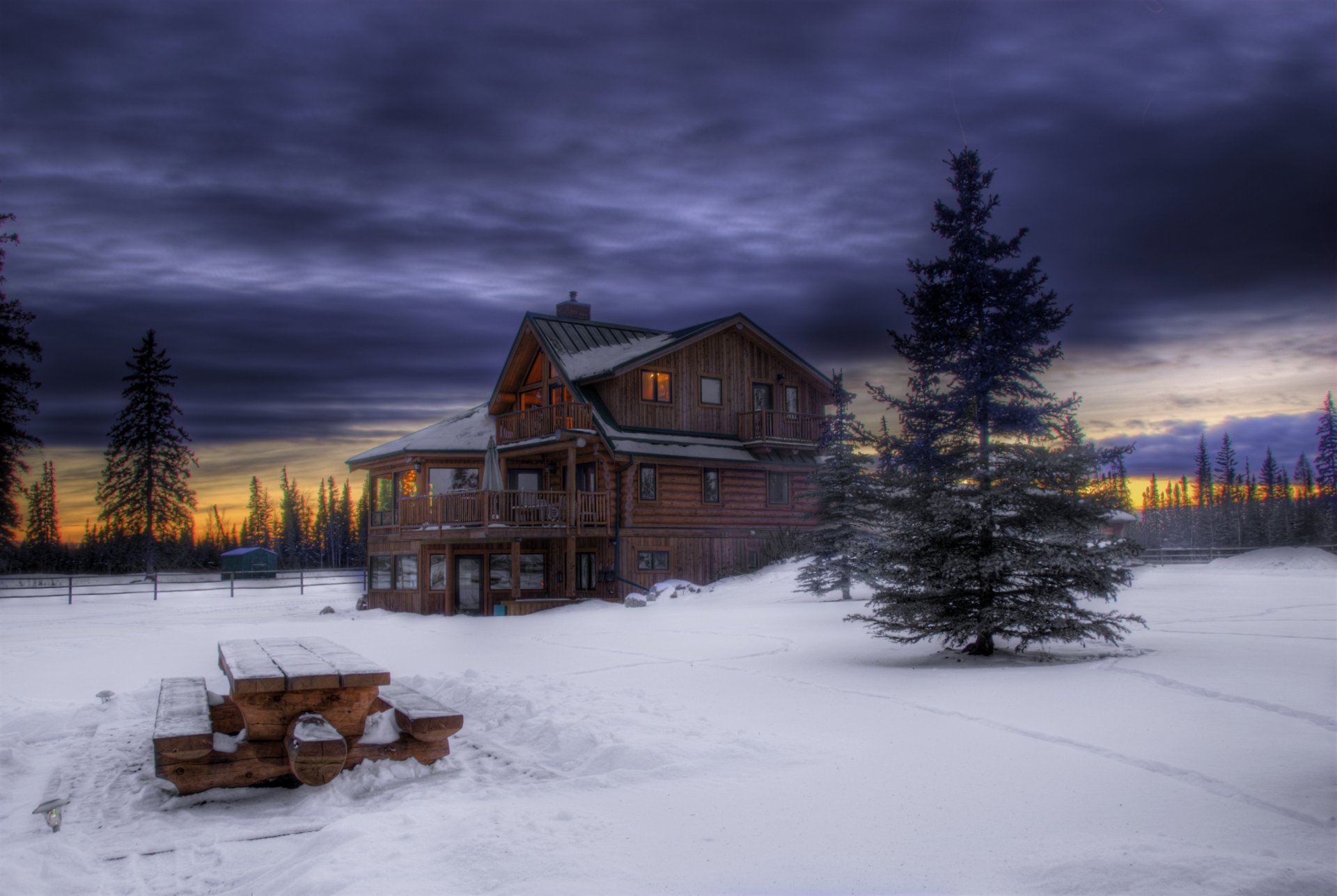 hiver neige soir crépuscule coucher de soleil forêt ciel nuages arbres arbres de noël en bois maison table