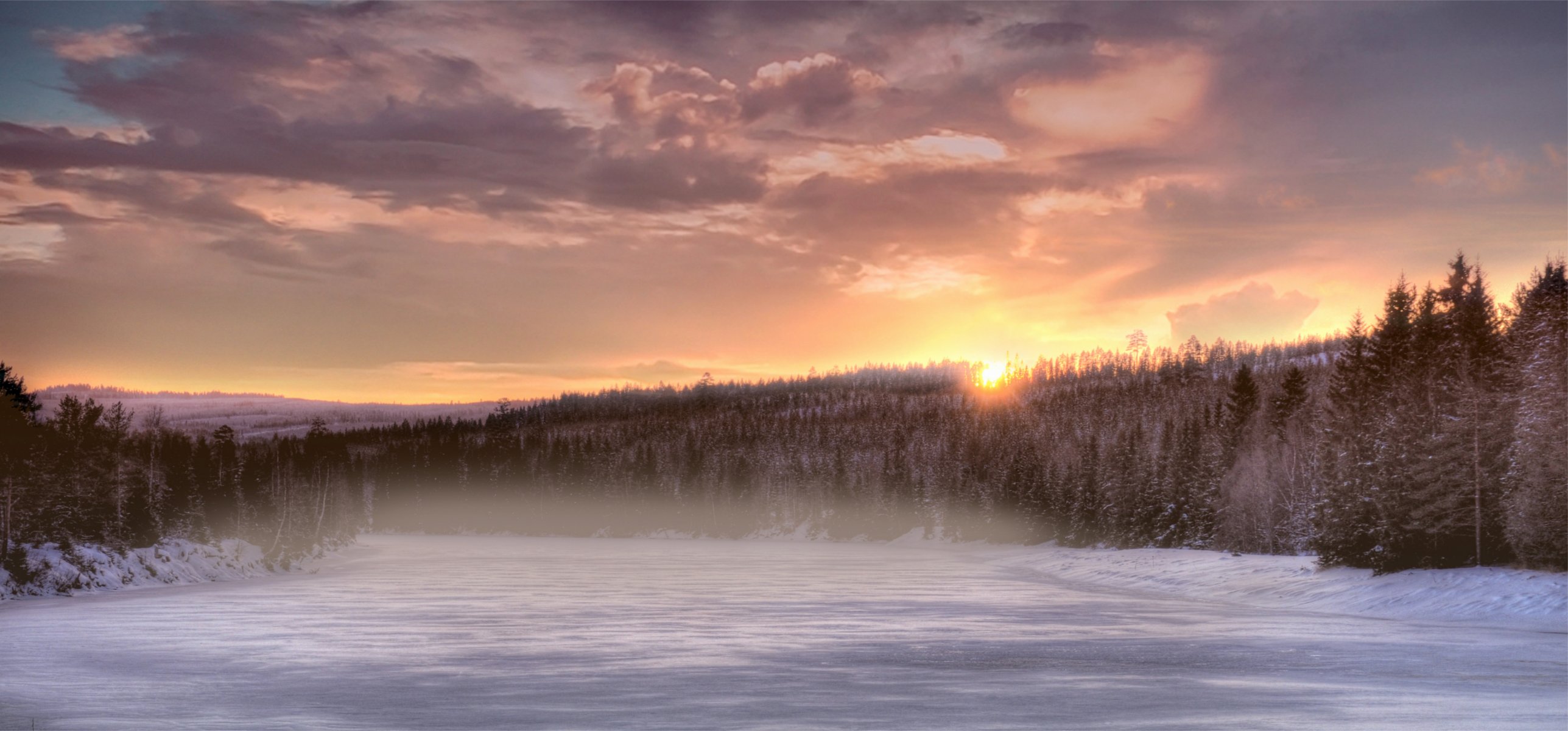 sera arancione tramonto sole cielo nuvole foresta alberi aghi alberi di natale inverno neve congelato fiume nebbia foschia