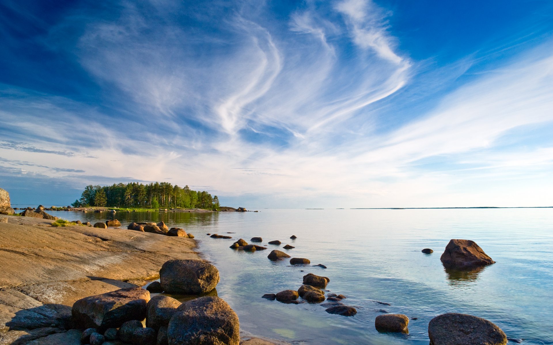 finlandia wyspa drzewa brzeg skały zatoka błękitne niebo chmury