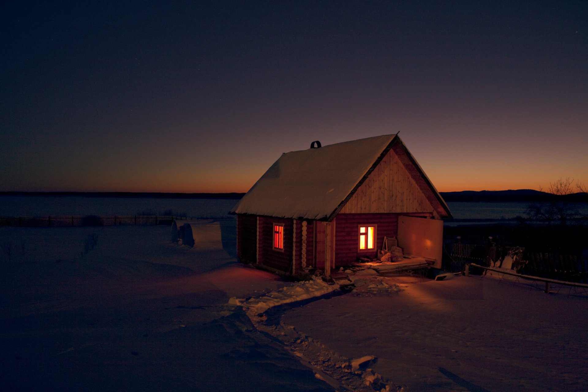 natura inverno casa bagno sauna notte neve oscurità campo sentiero luce nella finestra russia gelo carta da parati