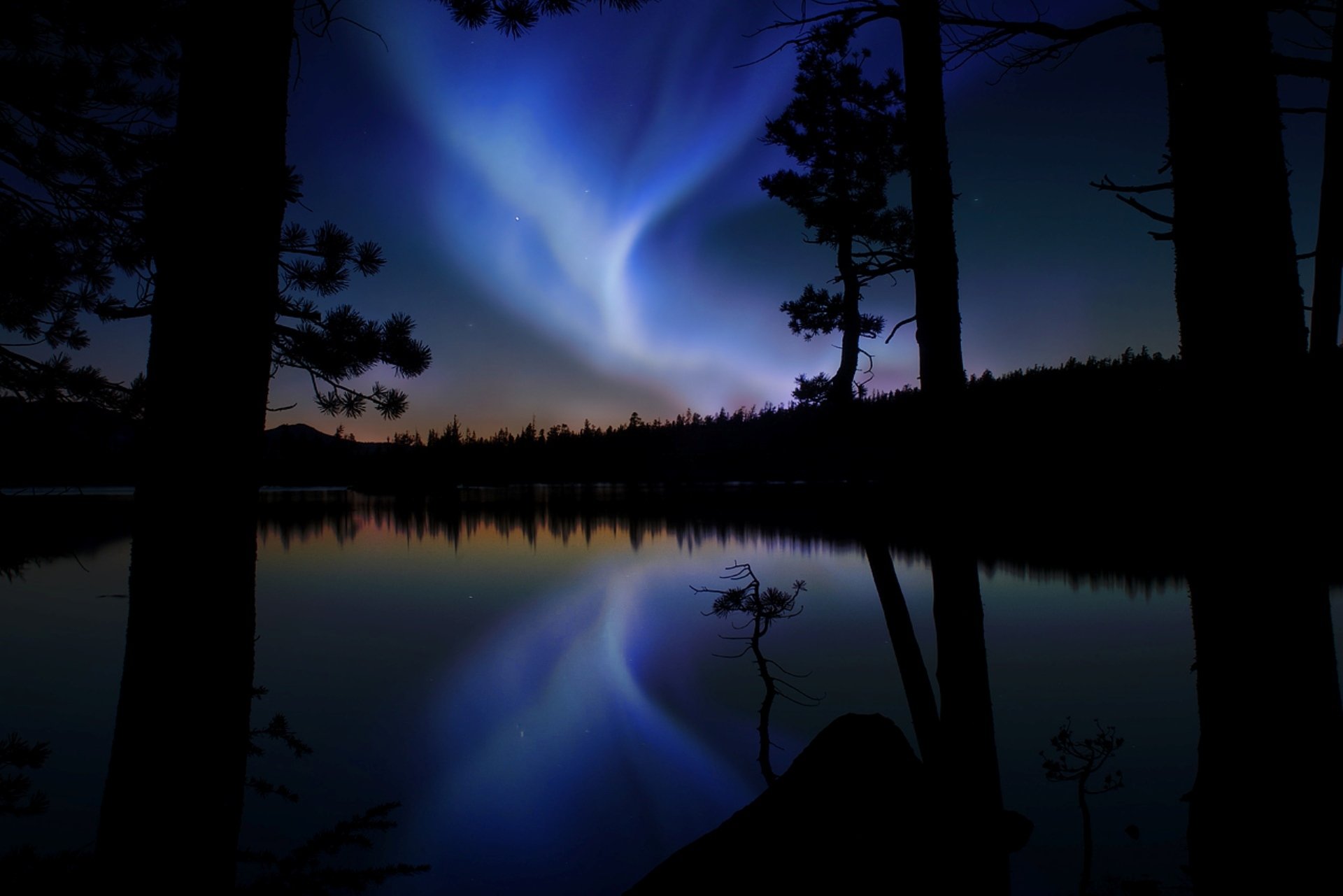 aurora aurores boréales lueur forêt arbres lac réflexion humeur