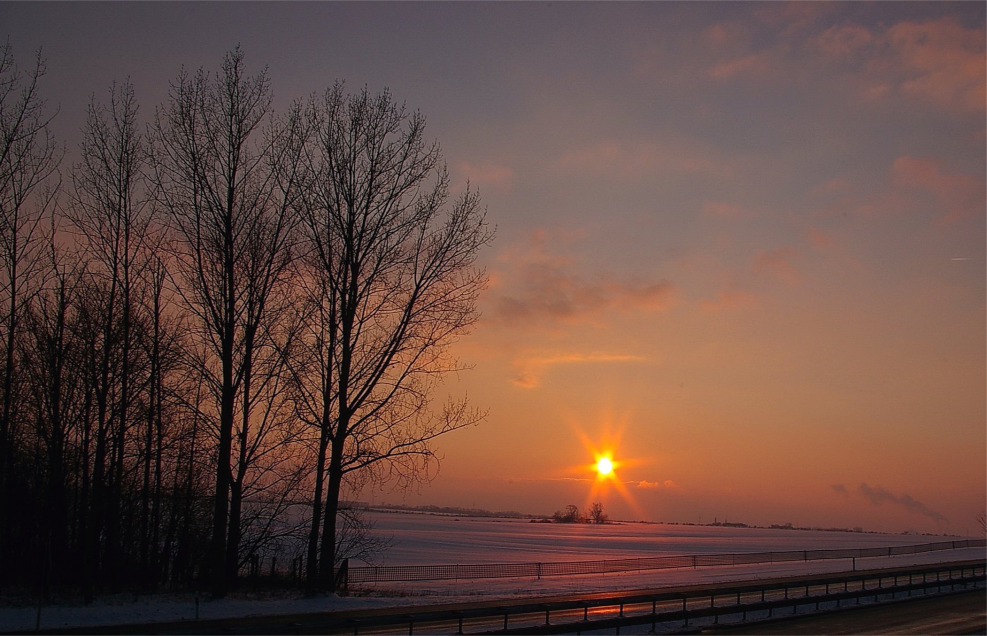 hiver neige soirée orange coucher de soleil soleil rayons ciel nuages champ arbres route piste