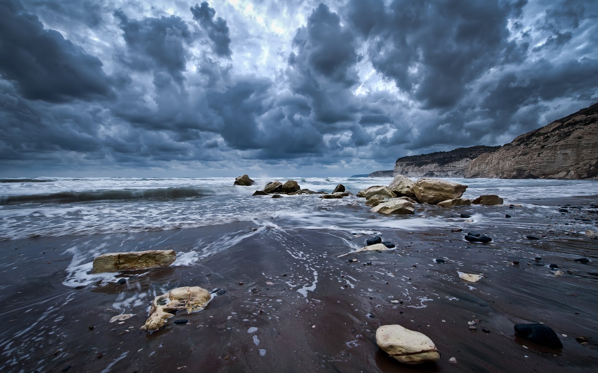 natur landschaft ozean wasser wellen ufer steine felsen himmel wolken felsen 2560x1600