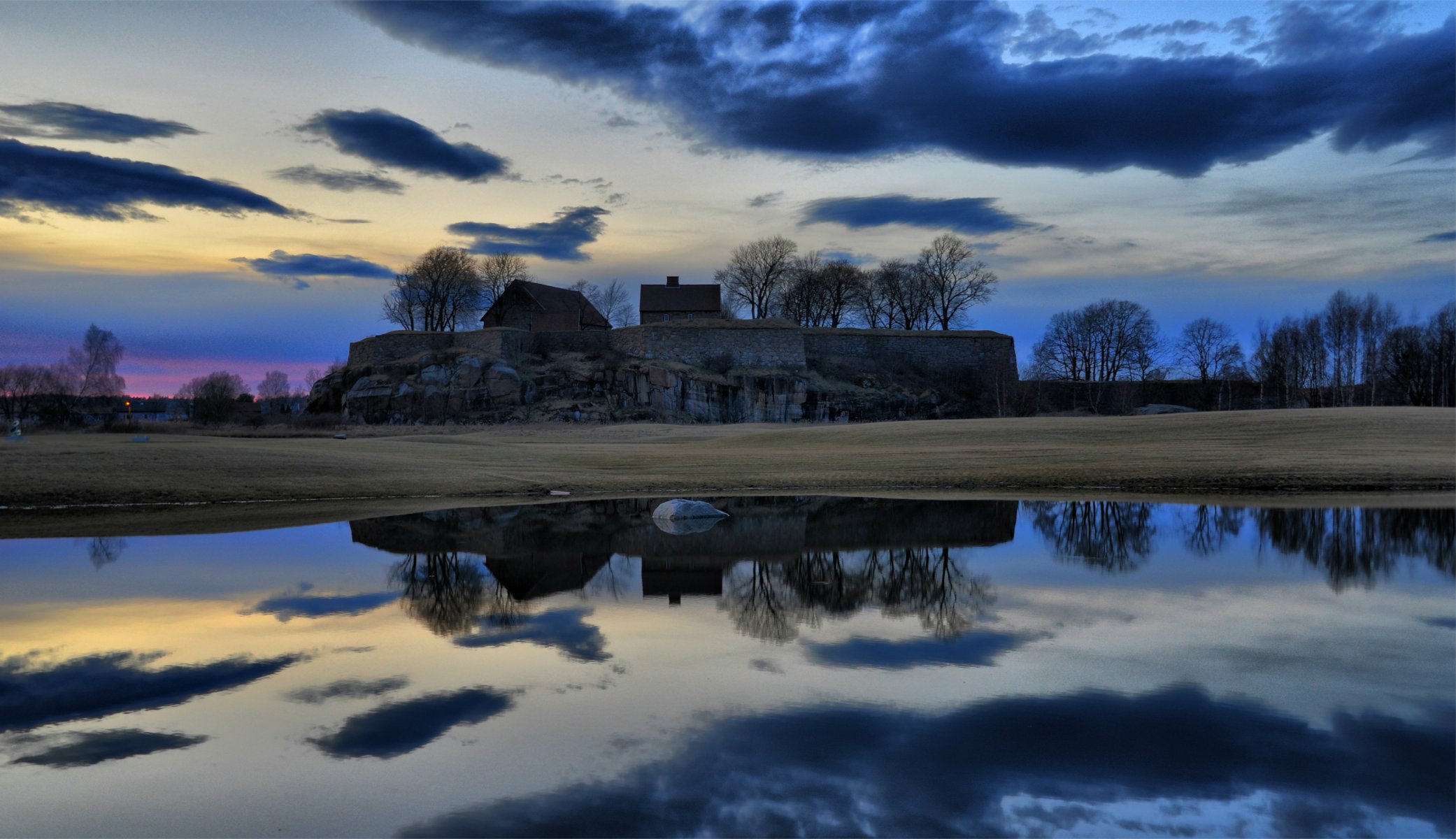 abend sonnenuntergang himmel wolken häuser bäume lichtung immer wetten wasser oberfläche reflexion