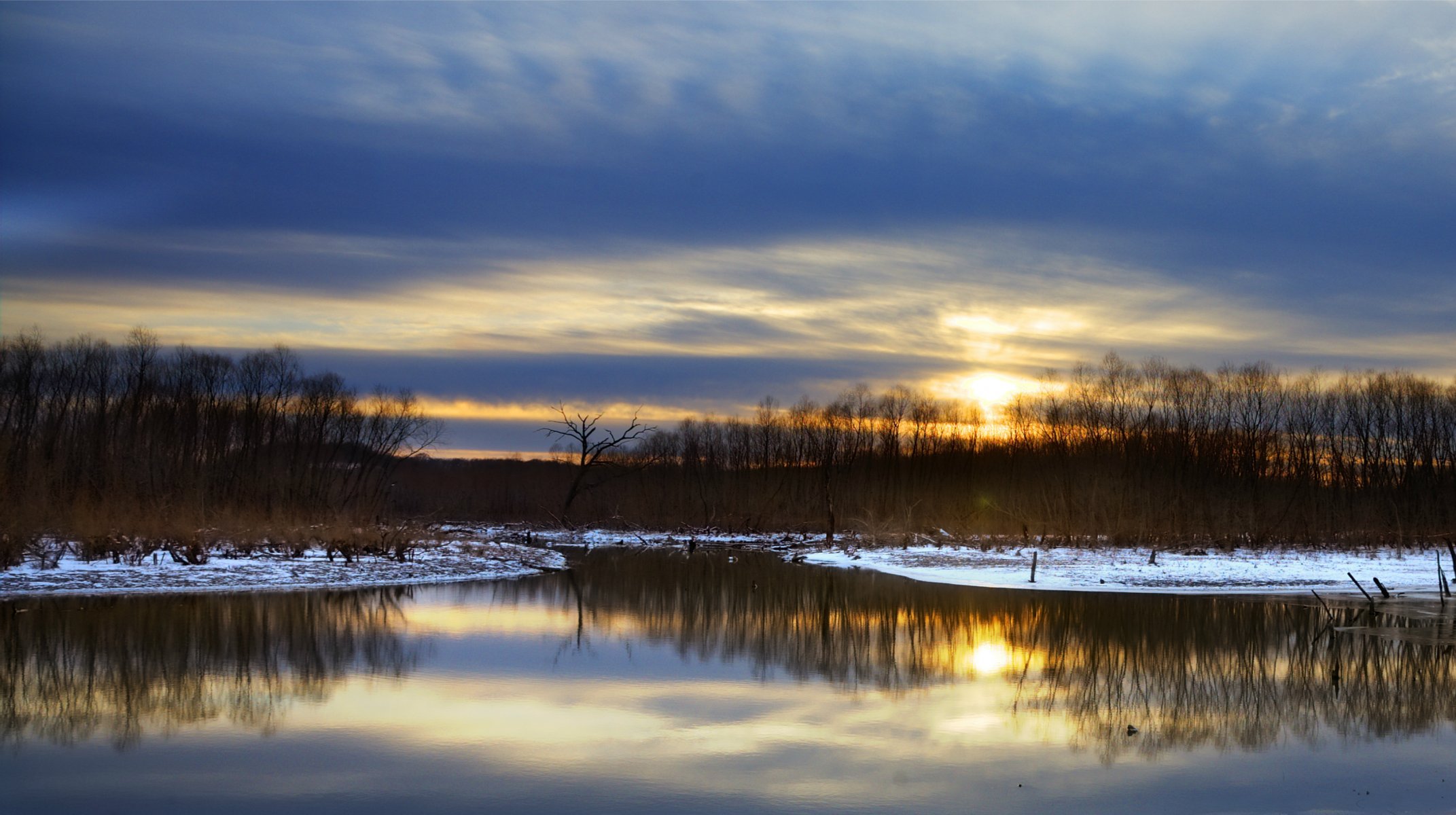 inverno neve alberi riva fiume riflessione sera tramonto blu cielo