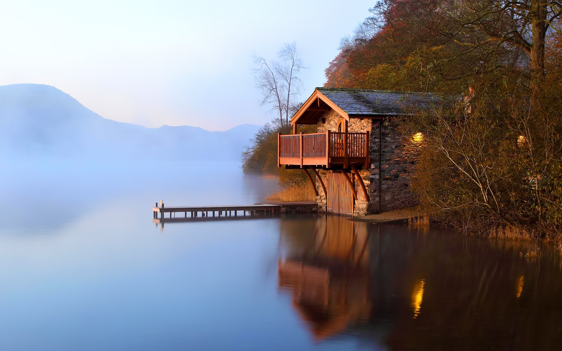 alba lago nebbia fienile molo autunno