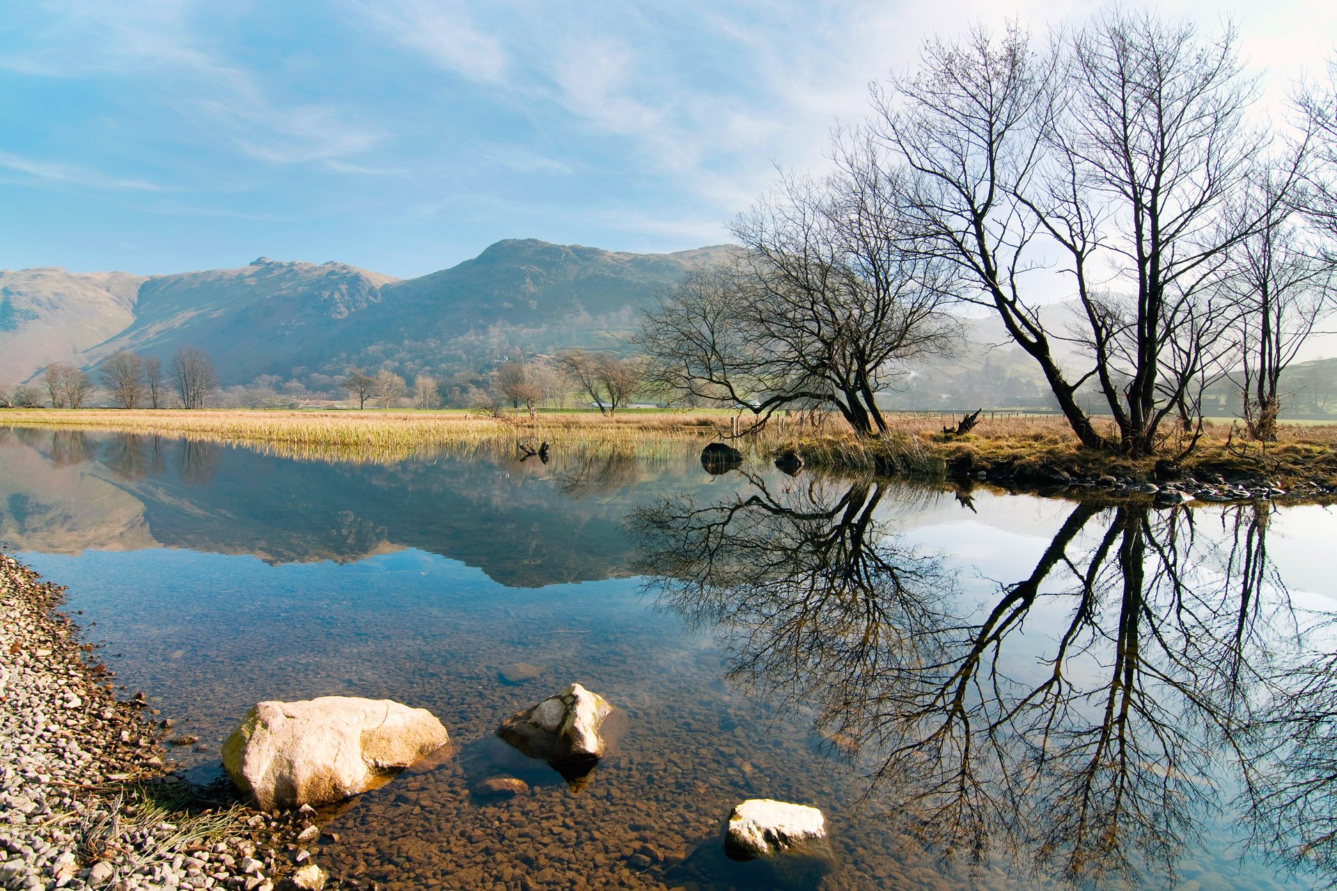 natura primavera montagne colline fiume rocce alberi riflessione