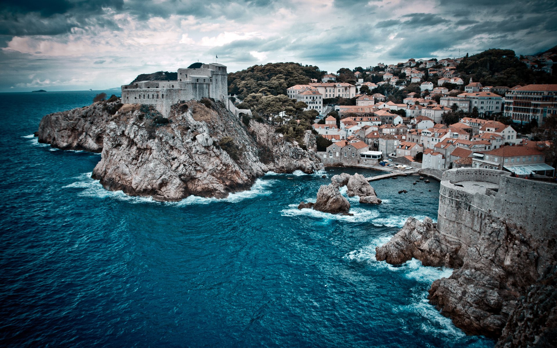 natura paesaggio baia mare acqua onde rocce case edifici cielo nuvole baia rocce 2560x1600