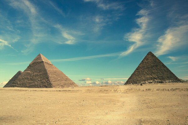 Piaszczysty krajobraz piramidy Egiptu