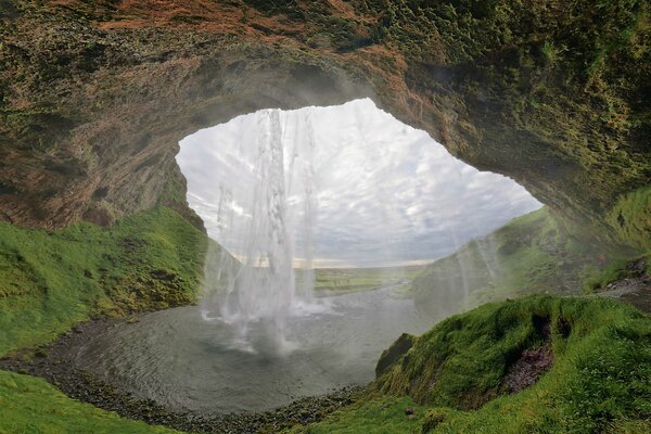 The waterfalls of Iceland are so fascinating that I want to stay there forever
