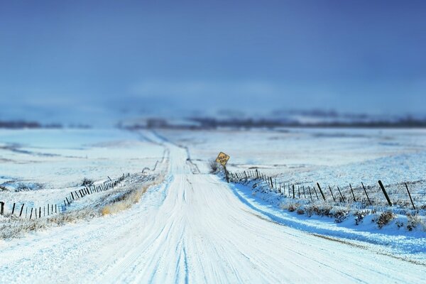 Route d hiver menant au loin