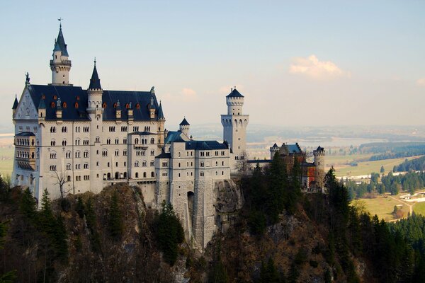 Großes schönes Schloss auf einem Felsen