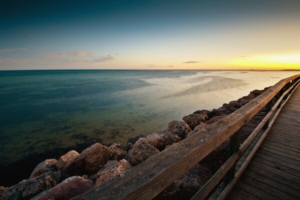 Vista al mar desde el paseo marítimo de madera