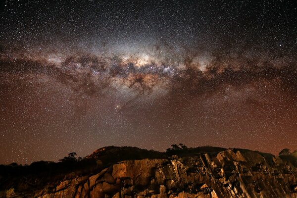 Rocce notturne sullo sfondo della Via Lattea