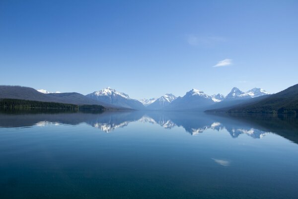 Schöne Berge spiegeln sich im Wasser des Sees wider