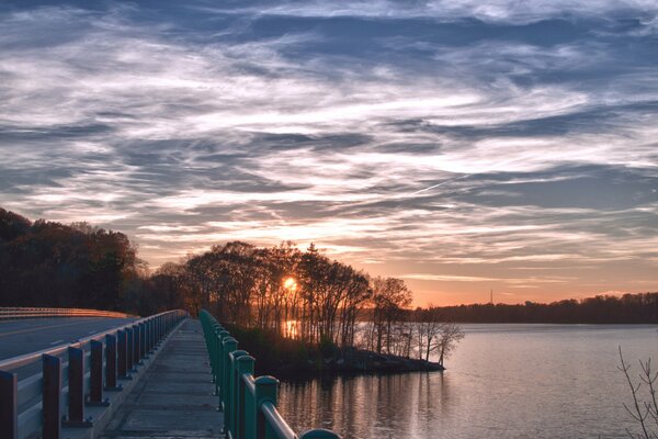 Puente sobre el río. Atardecer