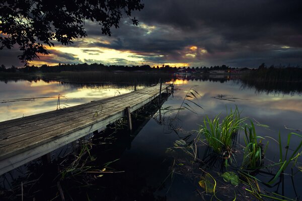 Pont sur le lac au crépuscule du soir