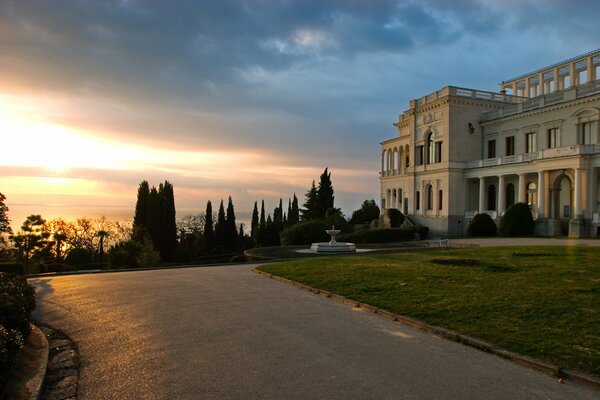 Palais de livandia au coucher du soleil de la journée de Crimée