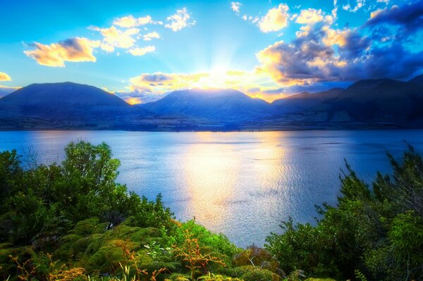 Laghi tra montagne con belle nuvole