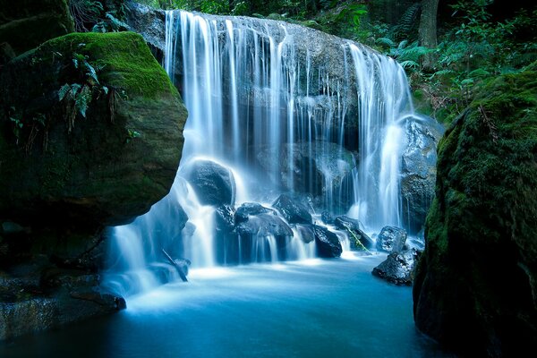 Der schönste Wasserfall mündet in einen blauen See