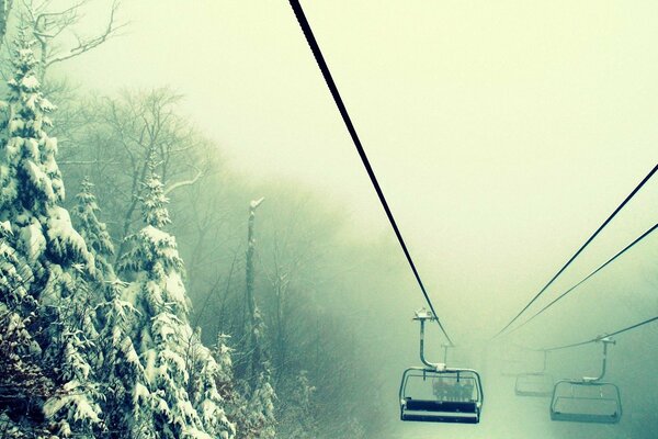 Teleférico caro cuesta arriba en invierno