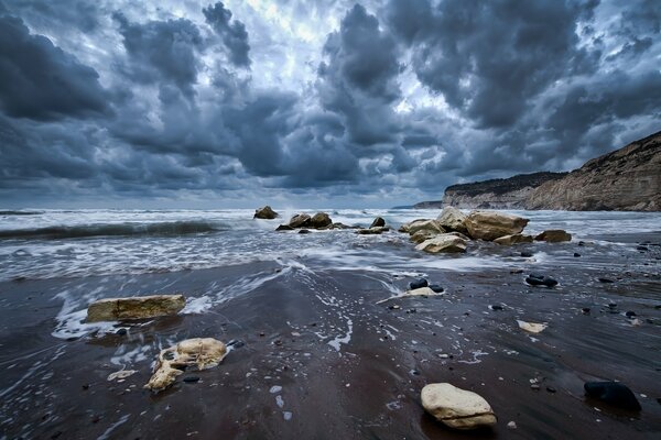 Chmury unoszą się nad oceanem