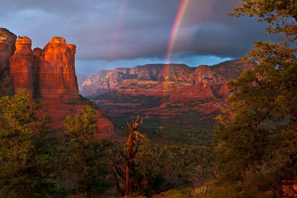 Doble arco iris entre las altas montañas