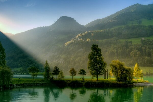 Hermosa naturaleza de montaña al amanecer