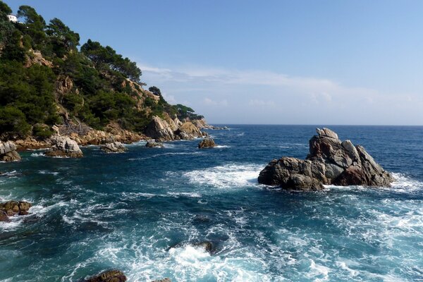 L acqua nel mare batte contro le rocce