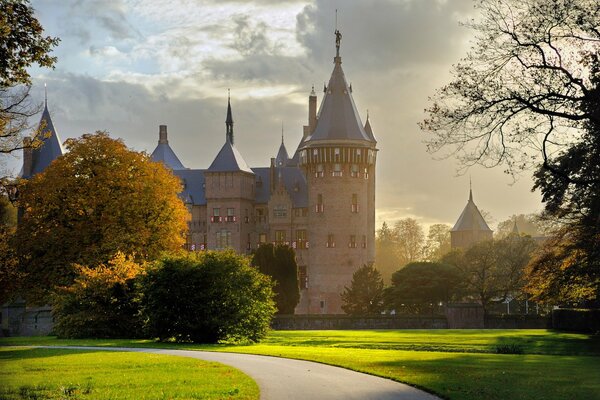 Paisaje de otoño con un antiguo castillo