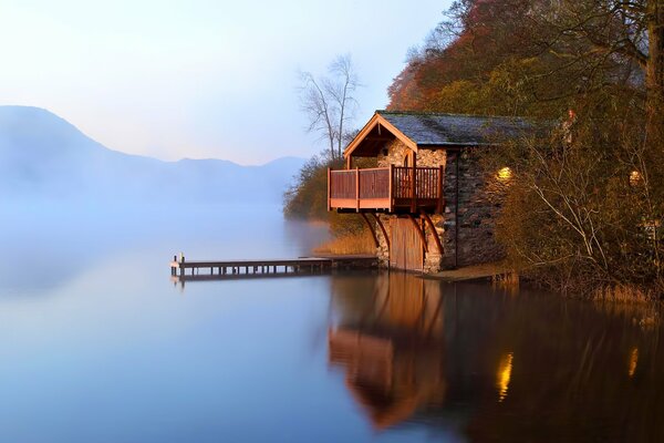 Alba nebbiosa sul lago