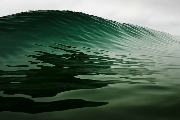 Immagine dell onda dell oceano con un ombra riflessa