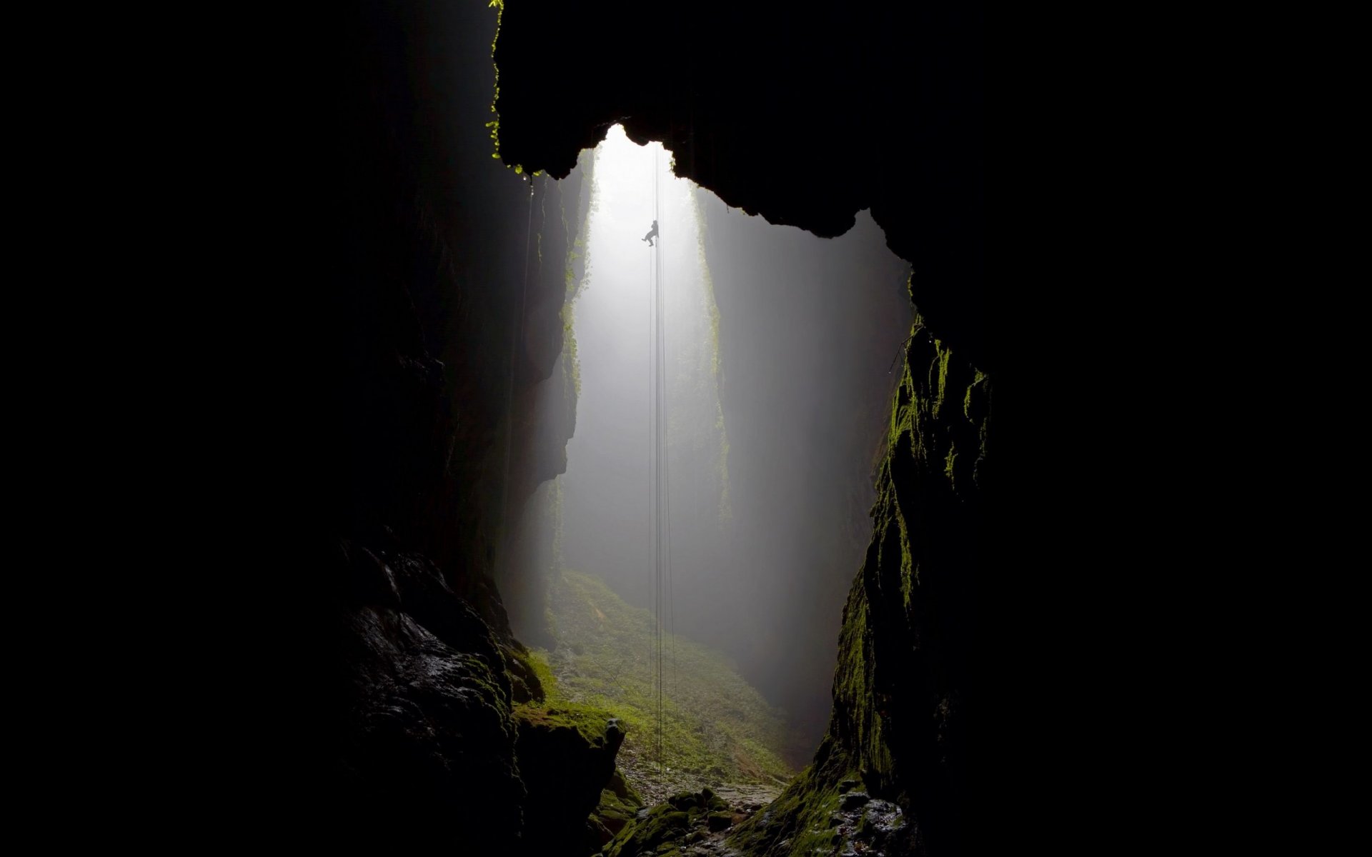 roche grotte obscurité surface mousse humidité hauteur profondeur taille spéléologue