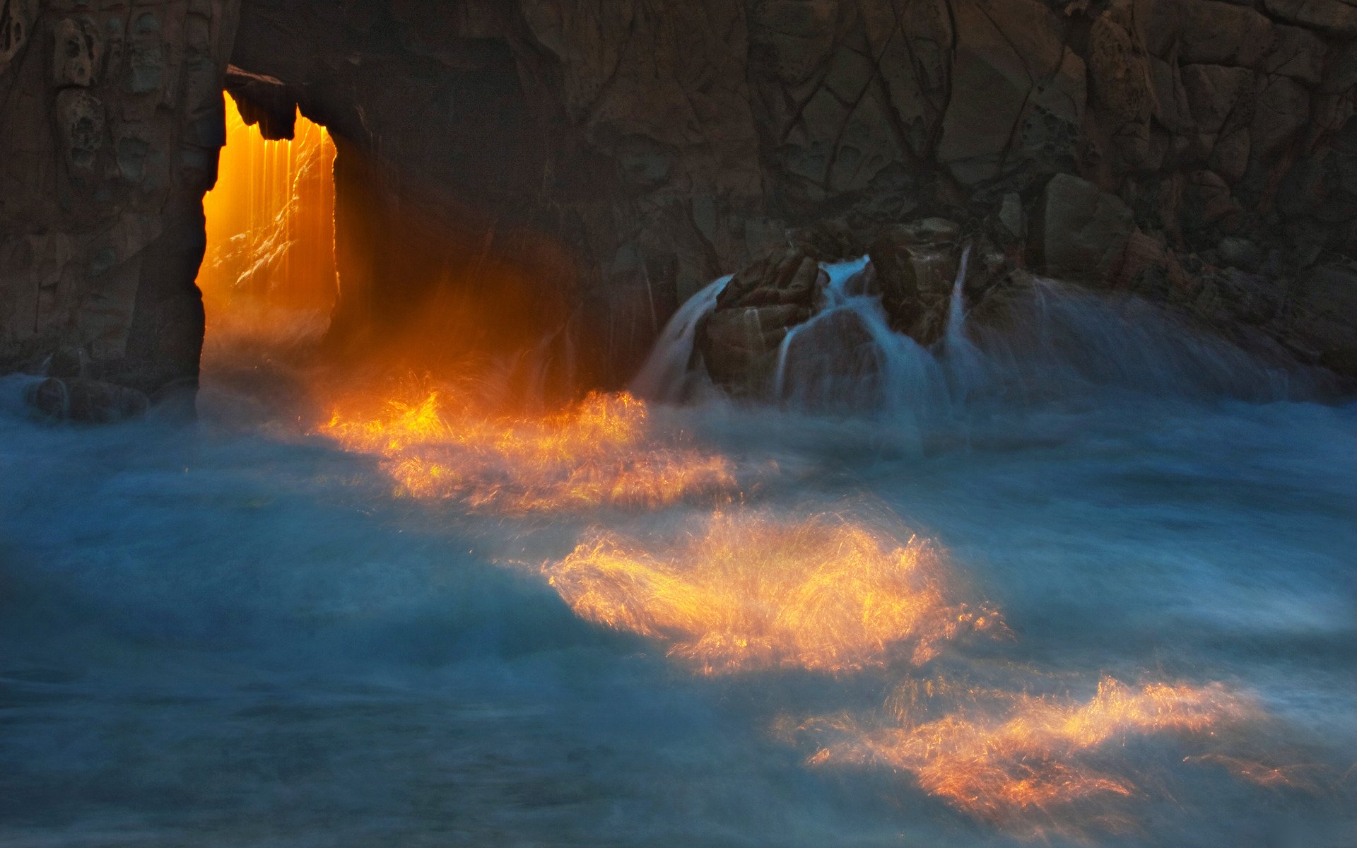 naturaleza roca rocas agua costa salpicaduras olas rayos luz mar océano arco arcos piedra piedras cueva cuevas