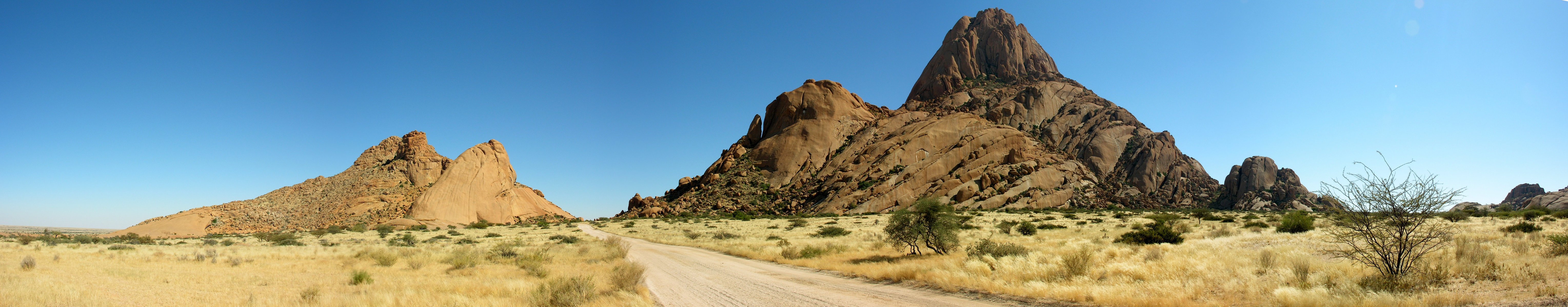 deserto sabbia strada natura africa alberi erba coustie paesaggio montagne rocce rocce cielo savana panorama foto namibia sud africa