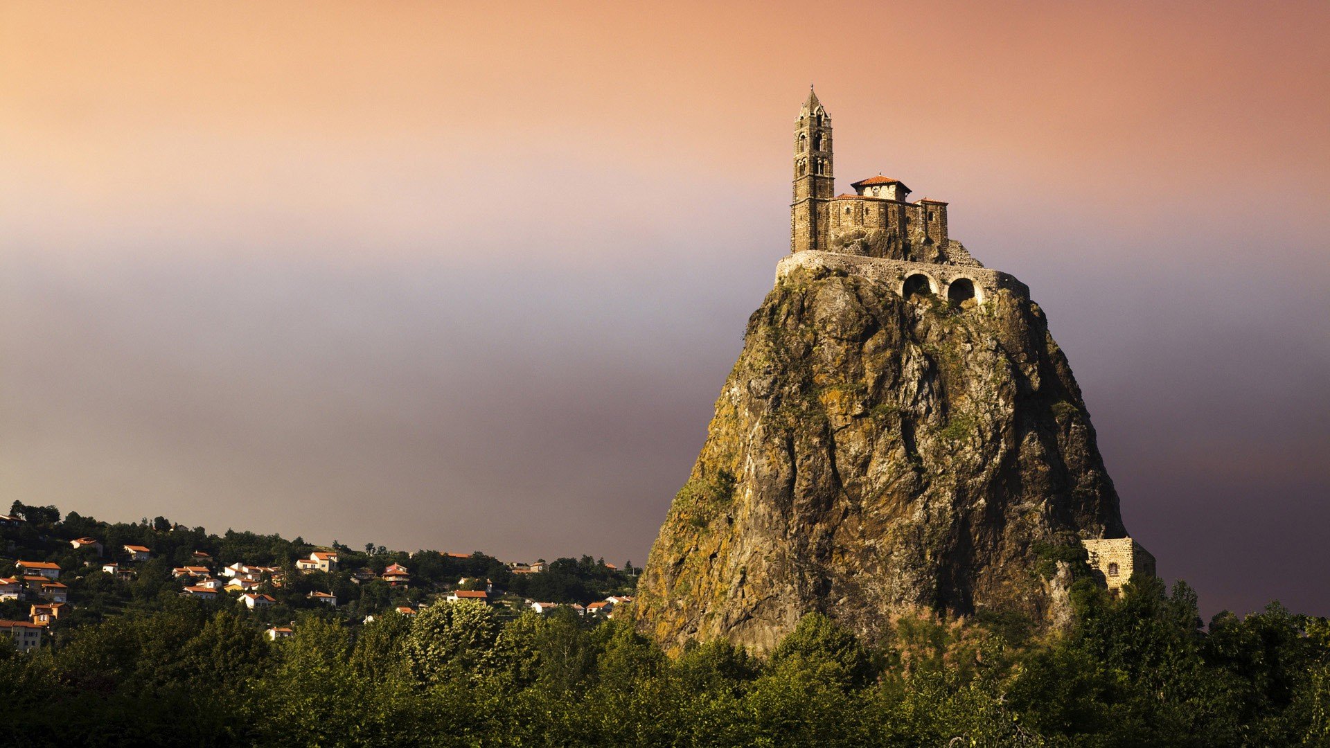 forêt rocher sommet château forteresse