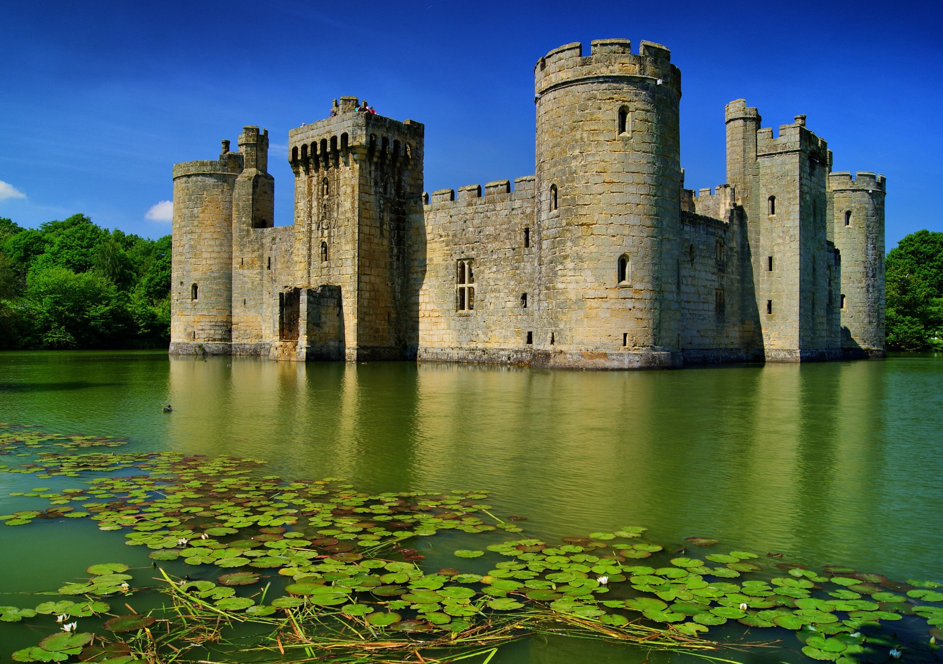 inglaterra castillo bodiam lago agua verano bosque árboles foso torres cielo