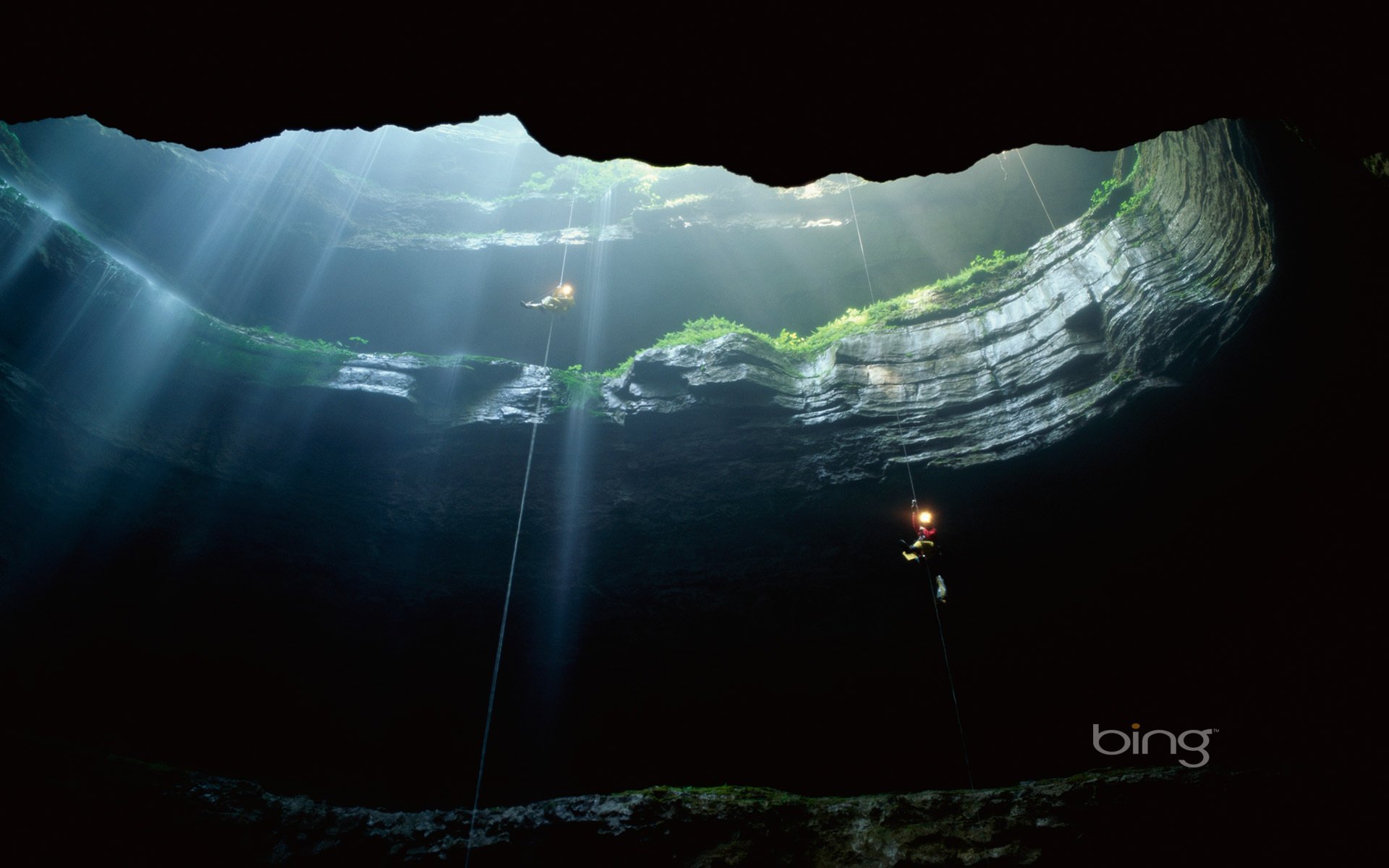 grotta oscurità muschio persone nuovo profondità verde luce fascio lanterna discesa roccia altezza