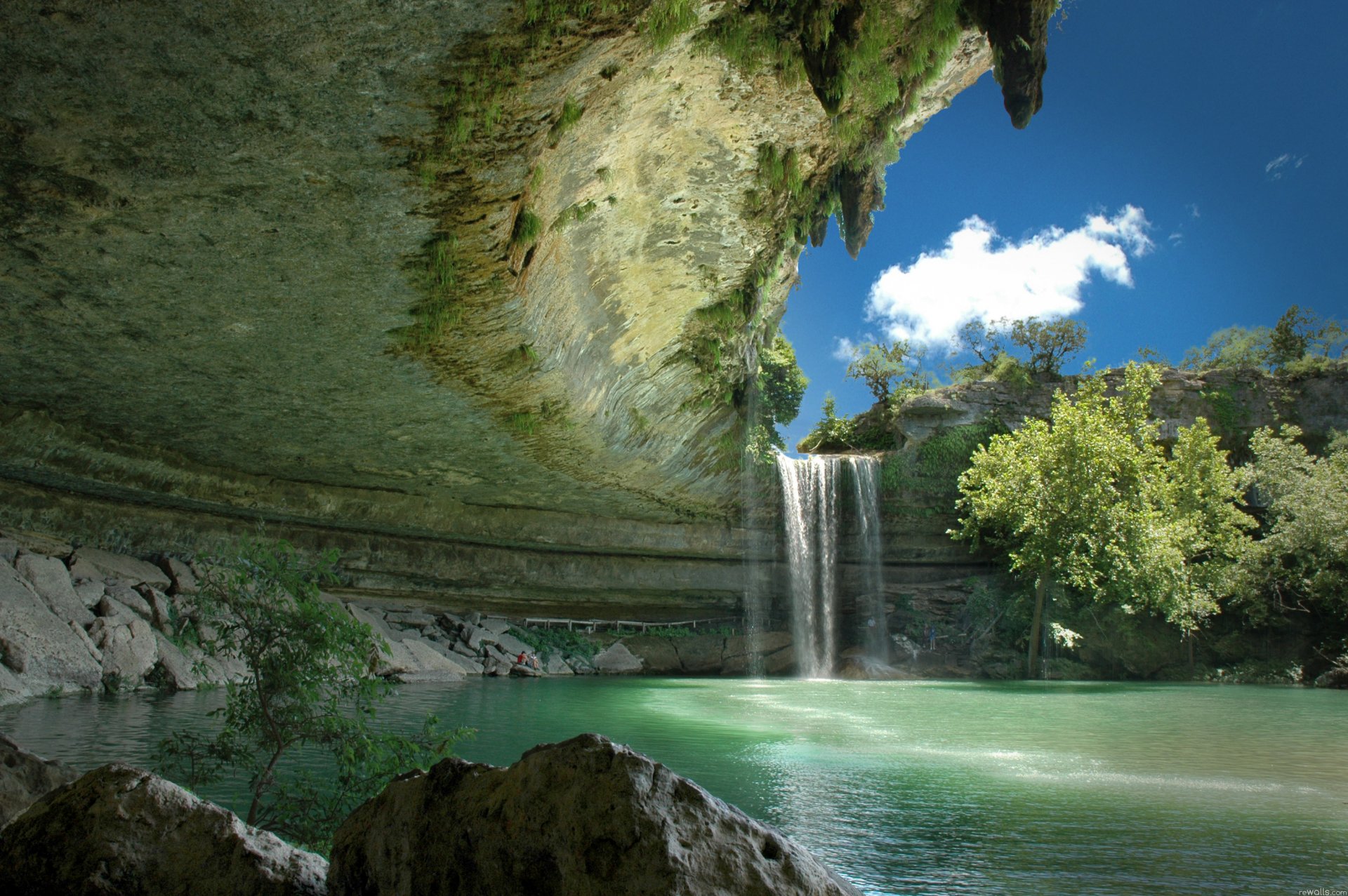 hamilton pool preserve texas lago subterráneo hamilton pool cascada agua árboles garganta cielo nube