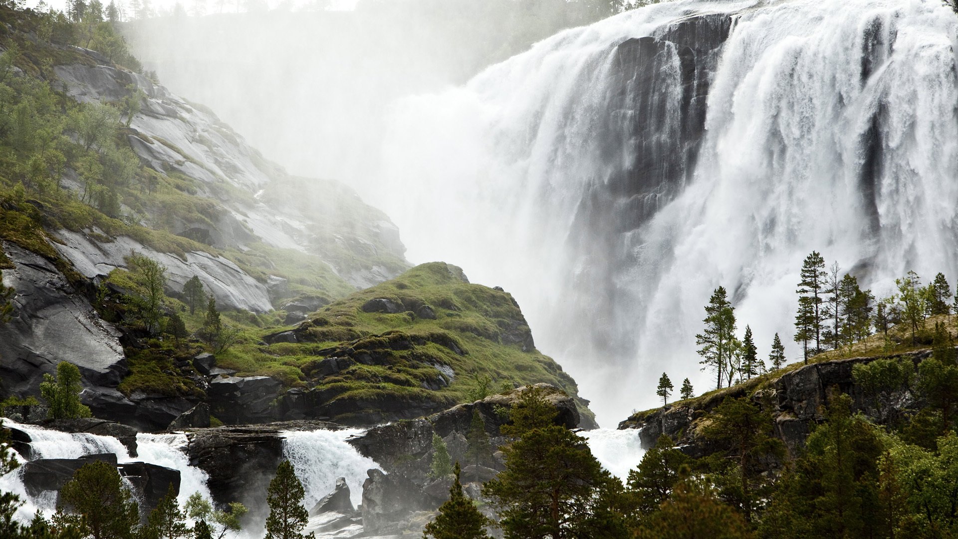 cascada pequeño pueblo de pescadores sami noruega cerca de un pueblo de pescadores