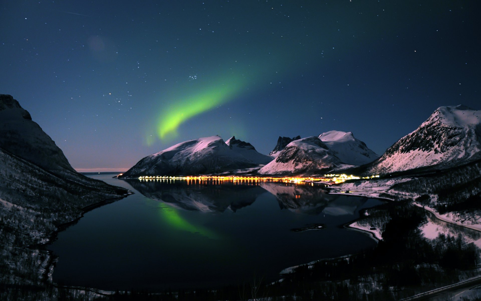 noche invierno montañas aurora boreal