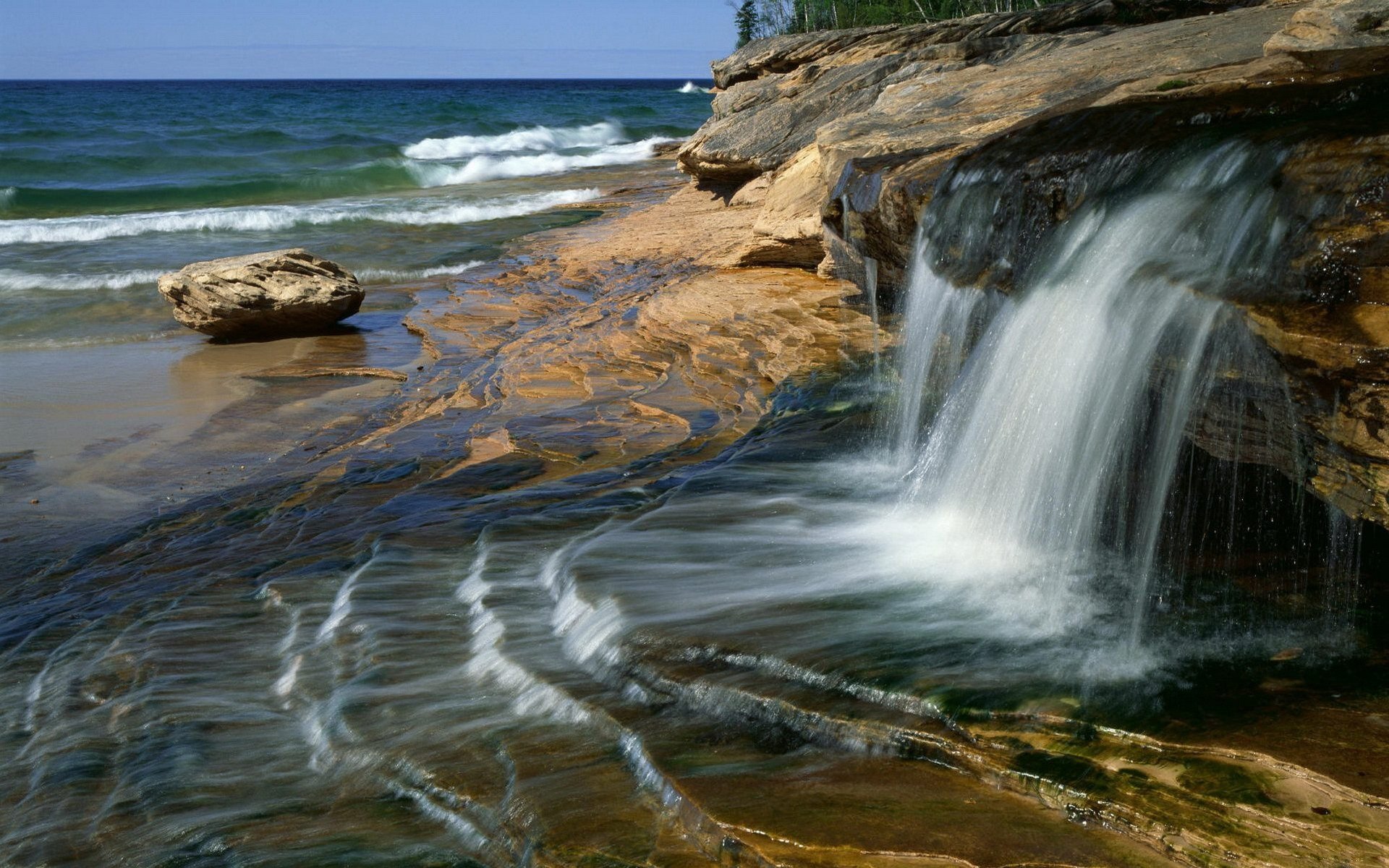 jets eau cascade pierres côte mer