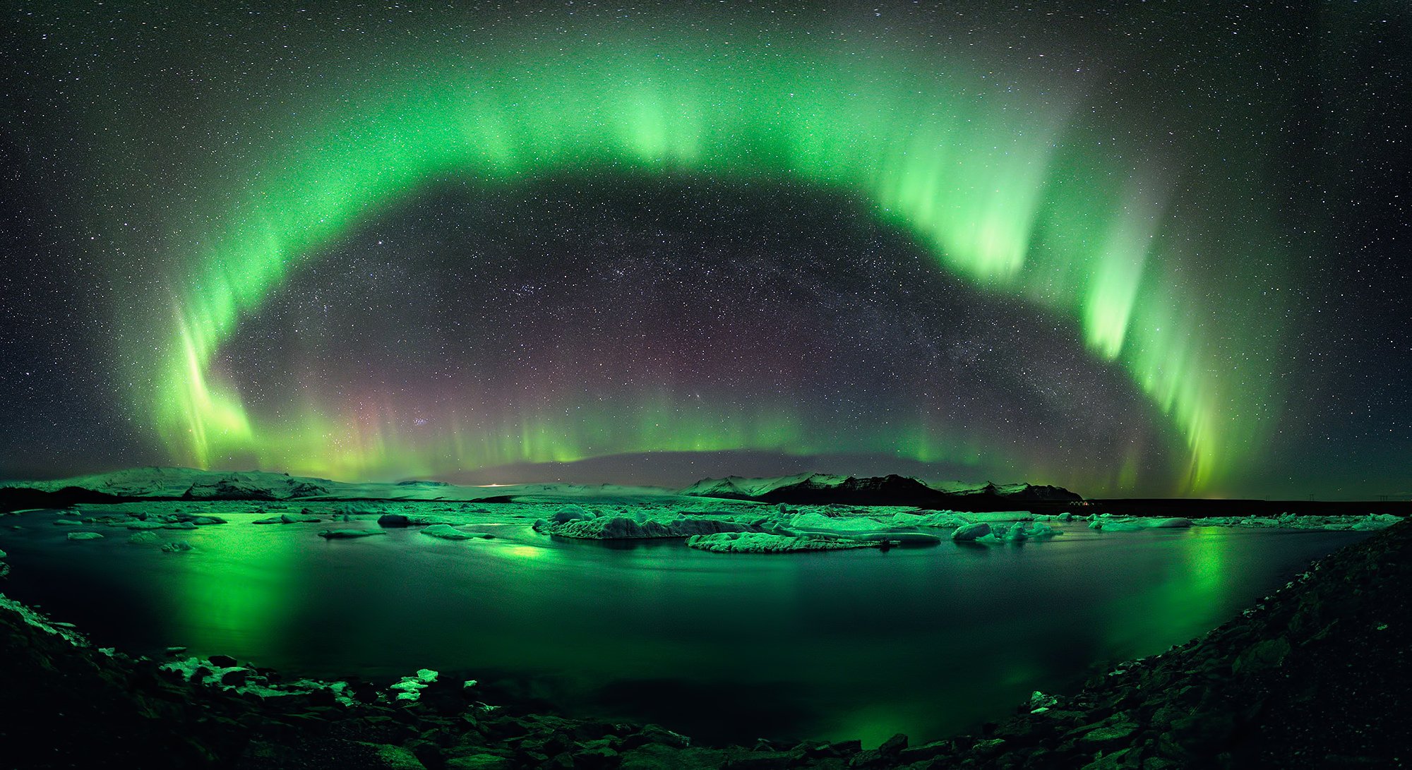 polar aurora islandia cielo estrellas hielo reflexión lago ekulsaurloon